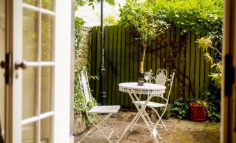 Joivy Boutique Apt with Patio in New Town