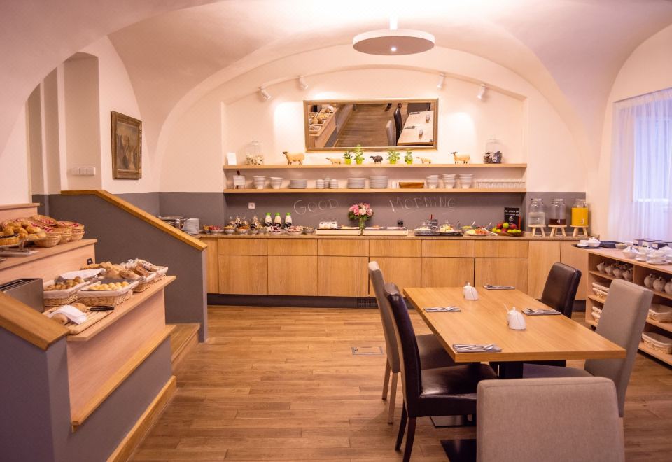 밤에 보는 호텔의 모습