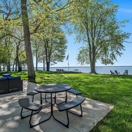 Lakefront 3-bedroom cottage on Sand Point with AC, WiFi, King bed, Firepit