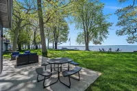 Lakefront 3-bedroom cottage on Sand Point with AC, WiFi, King bed, Firepit