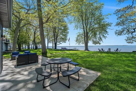 Lakefront 3-bedroom cottage on Sand Point with AC, WiFi, King bed, Firepit