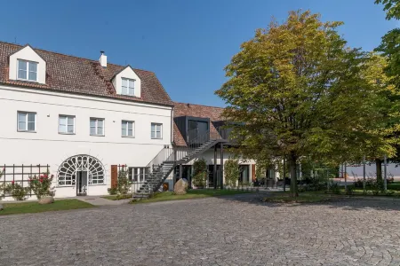 Yard Resort Отели в г. Liblice