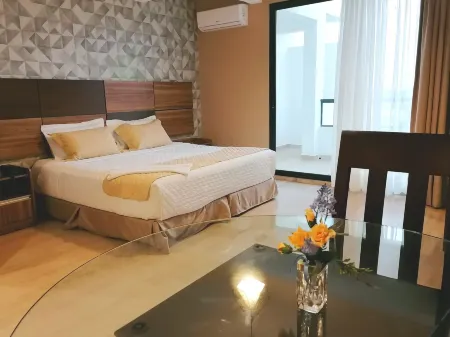 Premium Suites Deluxe Aparthotel Equipetrol Отели рядом с достопримечательностью «Canal Isuto»