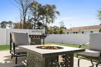 Charming 3-bedroom house with Hot tub, AC, WiFi in gorgeous Ocean Isle Beach 샬롯트 스테이션 쇼핑센터 주변 호텔