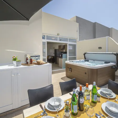 Summer Breeze Penthouse with Large Terrace and Hot Tub by Getaways Malta