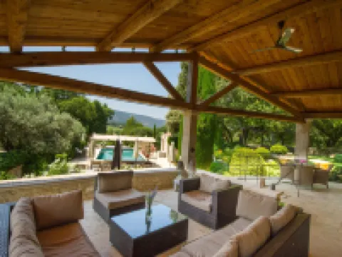 Domaine les Roullets Hotels in Oppede