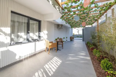 Wolf Suites Отели рядом с достопримечательностью «Lara Beach»