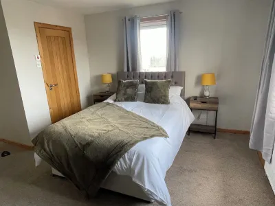 Broadhaven Road Hotels near Reiss Sands