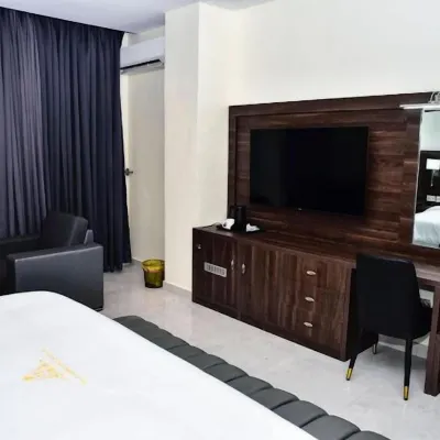3pple M Continental Hotel & Suites Hotels near Circle Mall