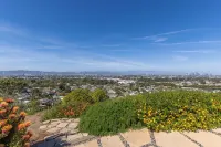 Stylish Hillside Retreat with Pool&Views