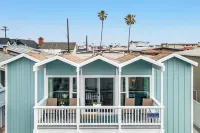 Topside Newport Rooftop Balcony + Ocean Views + Walk to Pier, Marina Village