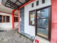 Super OYO 3702 Homestay Bougenville Syariah Hotels in Lamongan
