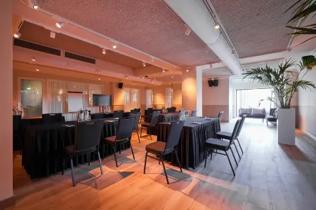 Heavens Hotel Отели в г. Хорн