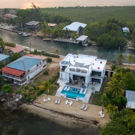 Sand Castle Vista - Spacious 4-Bed Villa in Placencia Village w Pool
