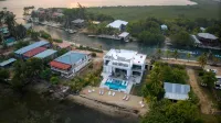 Spacious 4-Bed Villa in Placencia Village w Pool