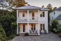 Gulf Coast Gem by Avantstay 3 Blocks to Beach & Town Plaza Community Pool