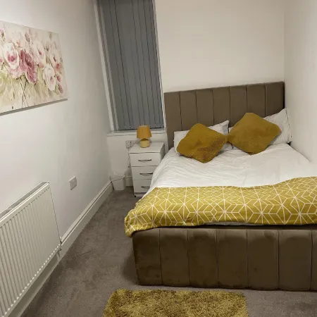 2 Bed Flat - Sleeps 4 - Jacuzzi Bath - Parking