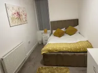 2 Bed Flat - Sleeps 4 - Jacuzzi Bath - Parking