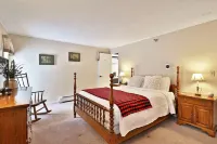 The Birch Ridge: Colonial Maple Room #1 - Queen Suite in Renovated Killington Lodge 1 Bedroom Home