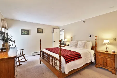 The Birch Ridge: Colonial Maple Room #1 - Queen Suite in Renovated Killington Lodge 1 Bedroom Home