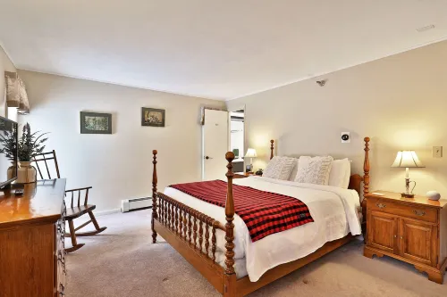The Birch Ridge: Colonial Maple Room #1 - Queen Suite in Renovated Killington Lodge 1 Bedroom Home