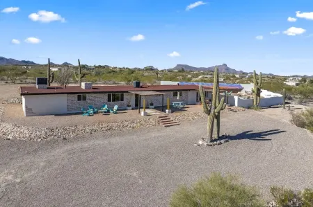 Panoramic Mountain Views, Heated Pool, 2 Kitchens