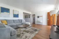 Charming Spacious Home - Modern Comforts Prime Location Hotel di South San Gabriel