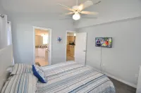 Canal Home w Heated Pool Dock - balcony