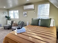 Kitchenette and Off Street Parking Access - Charming Studio Escape Hôtels à : Medford