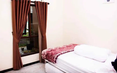 Homestay Villa Ijen - Four Bedroom Hotels in Giri