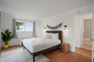 Tranquil 2BR with Coastal and Mountain Views فنادق في Pacifica