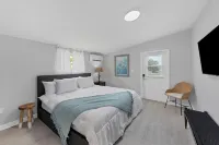Waterfront Escape 4 Bedroom 2 Bath. A short drive to public Beach Pool  launch Hotels near Bowland