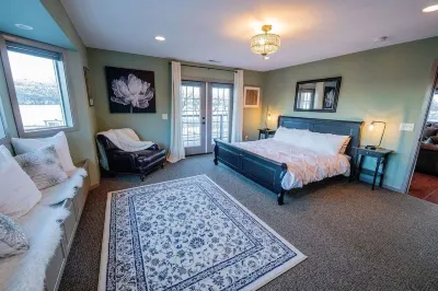 4 Bed, 3 Bath Riverfront Guesthouse, Mountain & River Views! Near Chelan