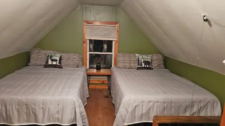 1-bedroom cabin in Redfield Отели в г. Редфилд