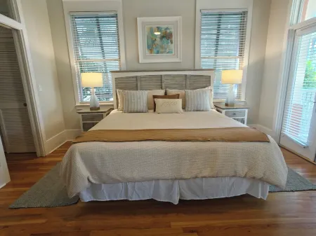 Beautiful 4-br 3 king beds, 20 seconds to beach, community pool