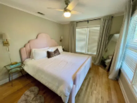 The Dreamhouse: Charming 2-story, 1-bedroom house in tranquil Sherman