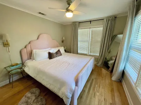 The Dreamhouse: Charming 2-story, 1-bedroom house in tranquil Sherman