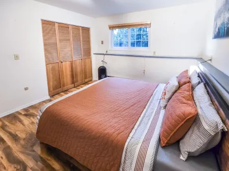 Private guest suite with Full kitchen & laundry Отели в г. Киркланд