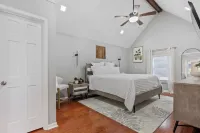 Spacious 4-bedroom house in charming Fayetteville with WiFi, AC Hotels in Fayette County