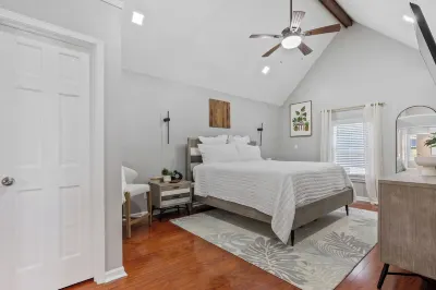 Spacious 4-bedroom house in charming Fayetteville with WiFi, AC
