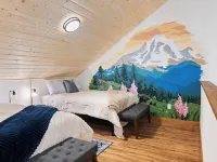 Rainier's Newest Luxury Chalet w/ Hot Tub-AC-WiFi 阿什福德酒店