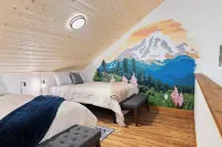 Rainier's Newest Luxury Chalet w/ Hot Tub-AC-WiFi
