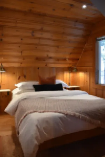 Cozy 2-bedroom cabin in charming Lake Arrowhead with full kitchen and WiFi