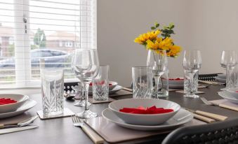 Free Parking - 4 Bedroom House