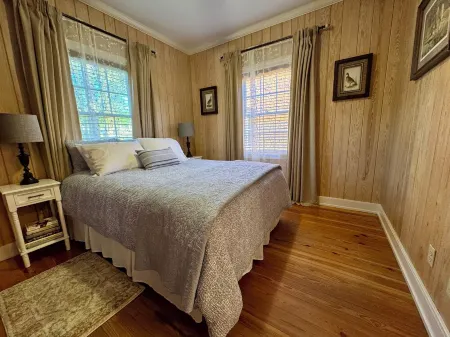 Charming 1-bedroom house in Metcalfe with modern amenities and a vintage vibe