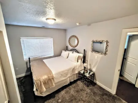 Reflection Bnb - 3 Kings, 4 Tvs, 2 Baths, Garage Отели рядом с достопримечательностью «Китайски ресторант "Китайски квартал"»