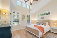 Cozy Cottage within walking distance to all that Historic Flat Rock has to offer Hotels in Flat Rock