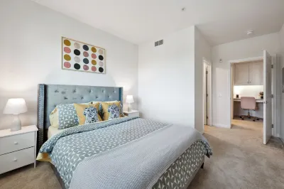 Cozy 2-bedroom apartment 7 min from Disneyland! Free parking and pool!