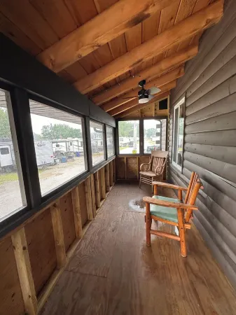 Charming cabin  At Magee East Marina & Campground