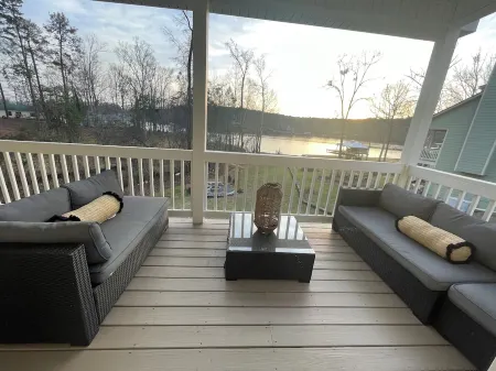 Family Friendly Lakefront Cottage/ Home Theatre/ Bunk room